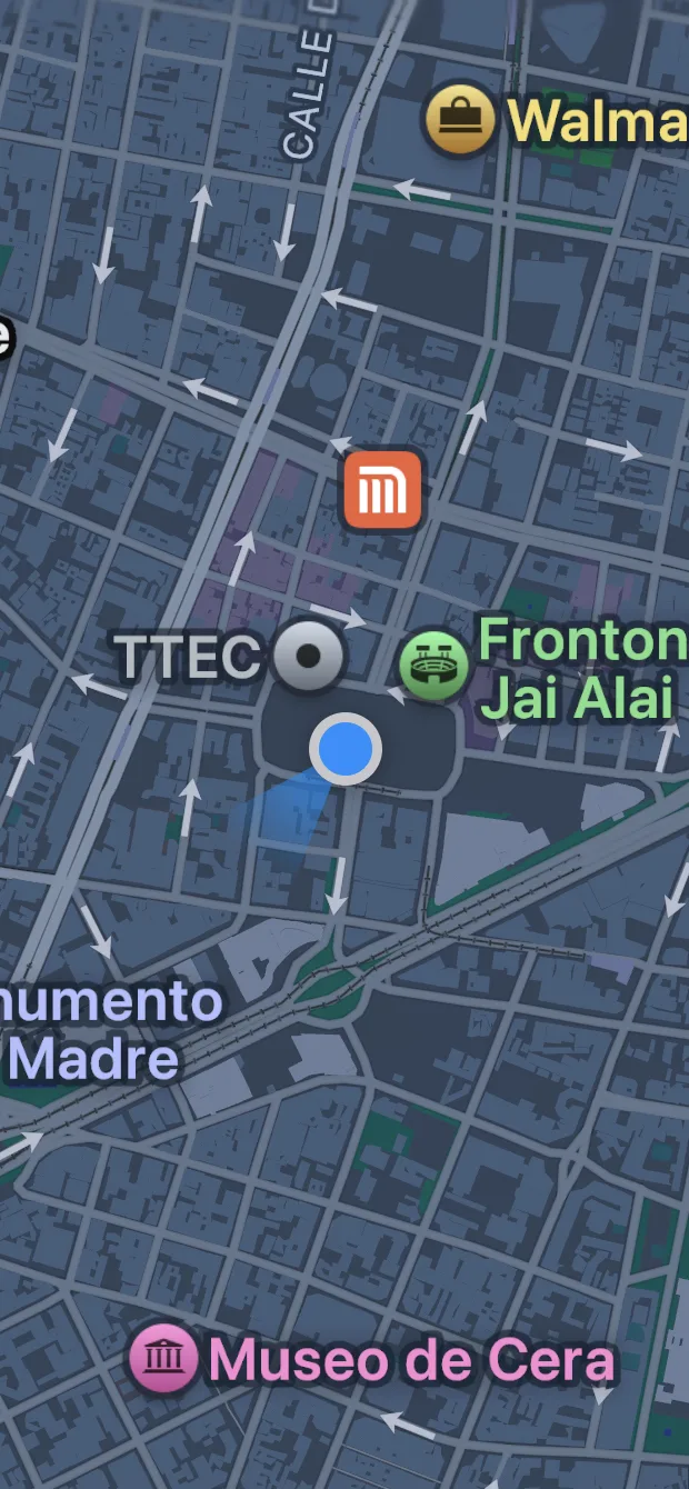 Apple Maps en un iPhone mostrando la ubicación GPS simulada caminando por la Ciudad de México