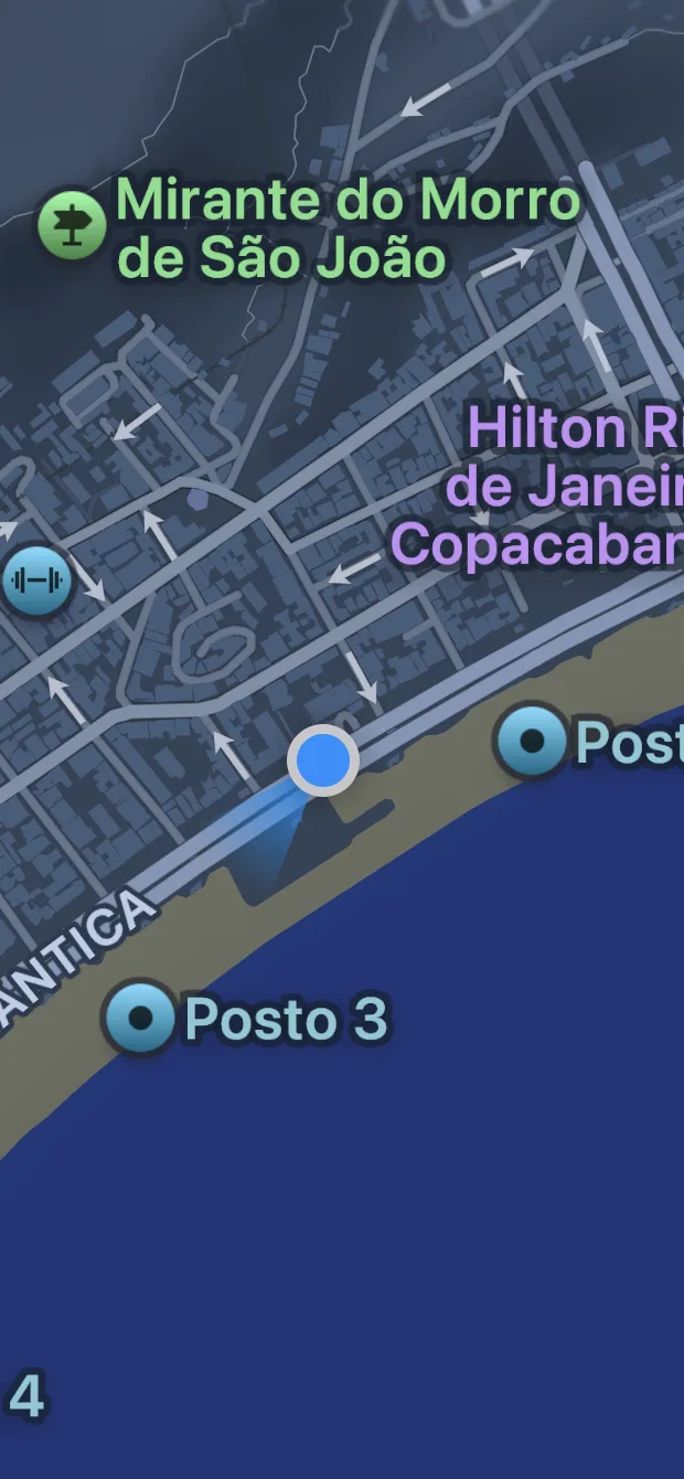 Apple Maps en un iPhone mostrando la ubicación GPS simulada en la Avenida Atlântica, Copacabana
